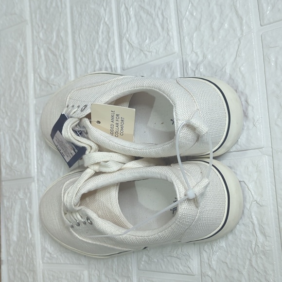 Universal Thread white canvas shoes - Picture 2 of 6